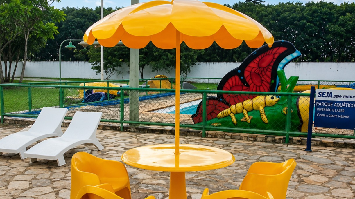 CONJUNTO MESA COM CADEIRAS E GUARDA SOL